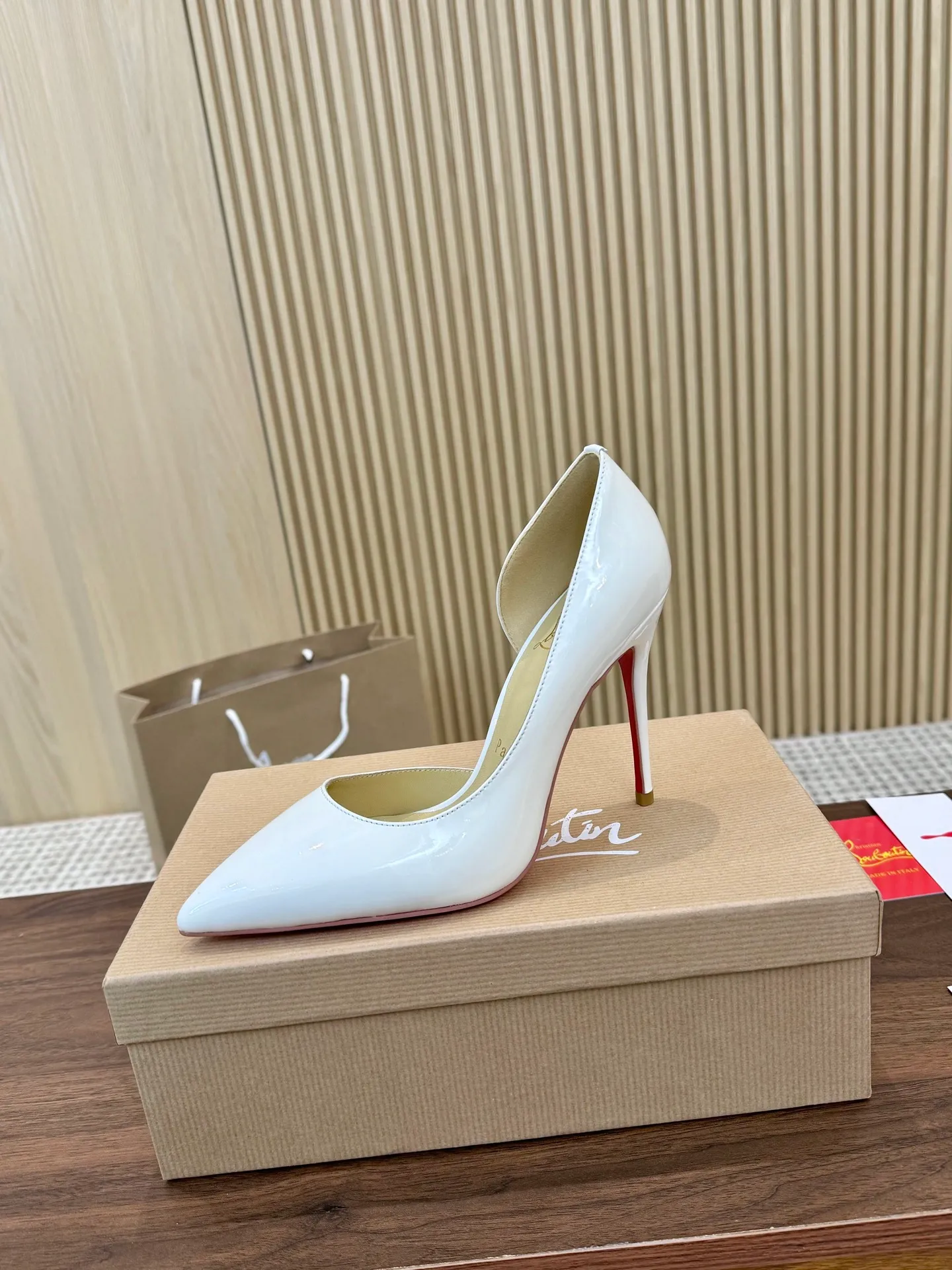 💕💕Factory direct selling price p440💕💕 Genuine leather sole +40 shipped all year round💝Christian Louboutin CL👠 "Imported cow patent leather💎Side hollow series" noble and luxurious, real blingbling👟👟 real materials, all customized by the pattern maker, and the materials are made of original customized materials to achieve the taste of the original 5 color options💍 Upper: Imported 👉cow patent leather💪 Lining: Sheepskin foot pad/lining Size: 34-40.41.42 Heel height: two options: 10.5cm and 8.5cm